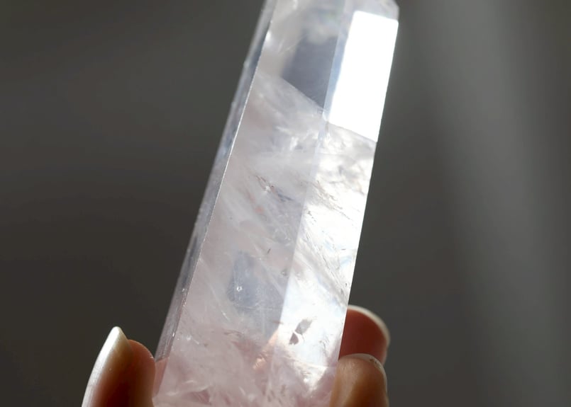 受容と再生の光】モザンビーク産 虹入り ローズクォーツ ポイント