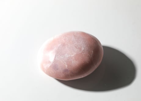 【魅了する】ピンクオパール 握り石