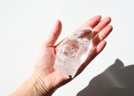【静かさに燃える】虹入り クリアクォーツ ファイヤーフォルム
