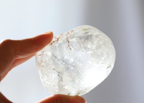【やさしくつつむ】虹入り 手磨き 水晶