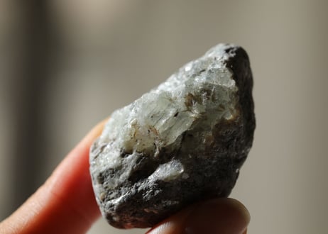 【手のひらの奇跡】ロシア産 虹入りフェナカイト