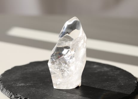 【静かさに燃える】虹入り クリアクォーツ ファイヤーフォルム
