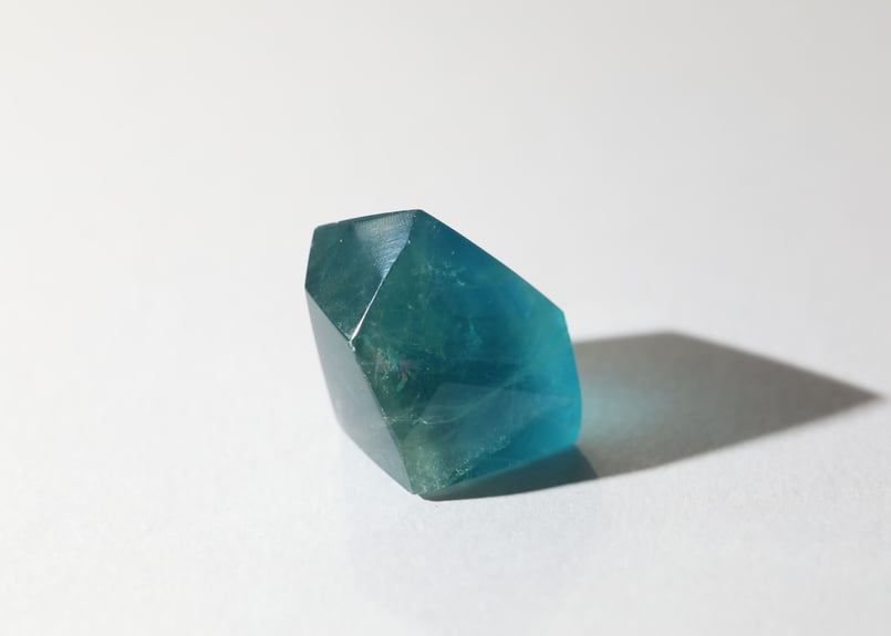 閃きが恵みとなる】虹入り ブルーフローライト フリーフォーム | Y.S.Y24