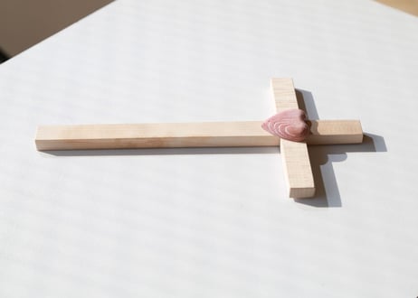 十字架とピンクのハートの壁掛け