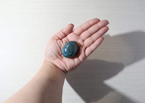 【絆への感謝】アパタイトの小さな握り石