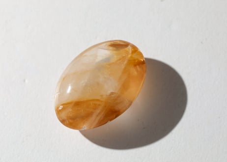 【光彩を集める】虹入り ヘマタイトインクォーツ タンブル