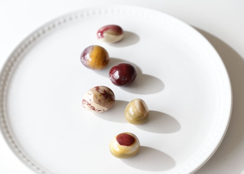 天然ムーカイトジャスパー　球体置物 木製台座付き 天然ムーカイトジャスパー球体置物 木製台座付き