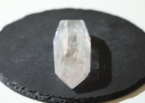虹入りクリアクォーツ ダブルターミネーテッド ルチル入り【脈打つ】