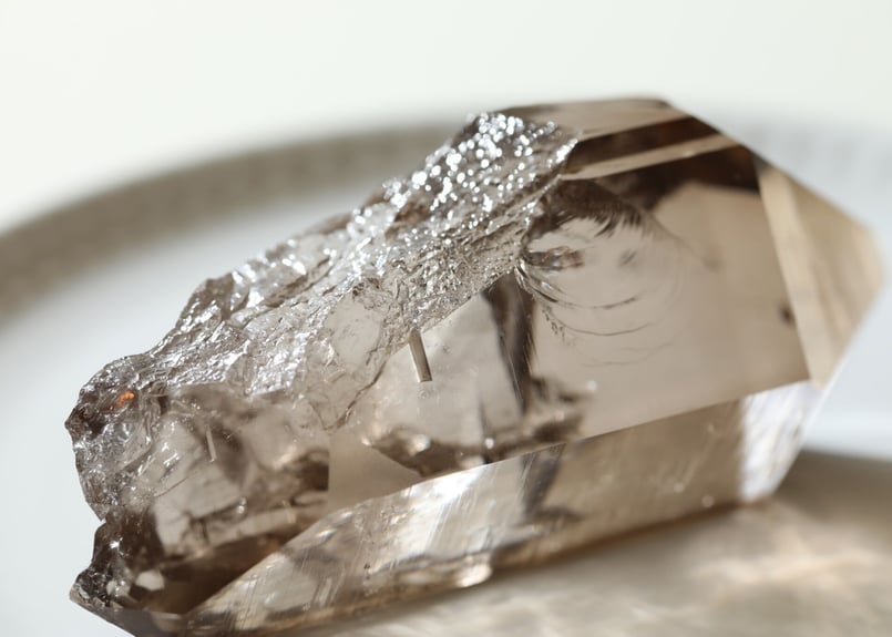 湖のほとり】ア・ヌーヴ産 虹入りスイススモーキークォーツ 原石