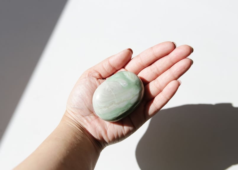 鉱石、握り石、 スモーキー クォーツ 虹入り パームストーン マダガスカル産 煙