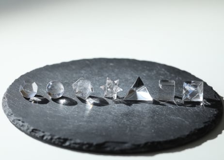 【魔法のクリスタル】ガネッシュヒマール産水晶　幾何学７個セット小 ラクタ箱入り
