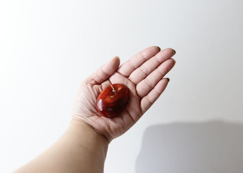 AE8229 天然石 カーネリアン パーム 握り石 台座付き ⭐️1904