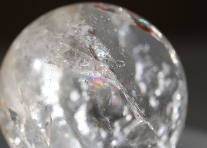虹色の泉】トカンティンス産 虹入りクリアクォーツスフィア ヘマタイト