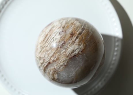 【雲の上】虹入り サウザンドレイヤー ガーデンクォーツ スフィア 金の台座付き