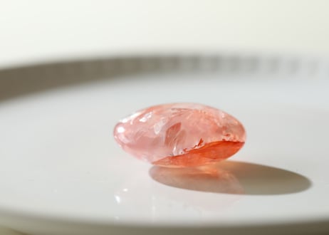 【朝日を浴びる】虹入り ヘマタイトインクォーツ タンブル