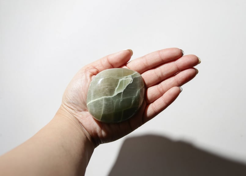 ガーニエライト 大きな握り石 【やすらぎ】 | Y.S.Y24