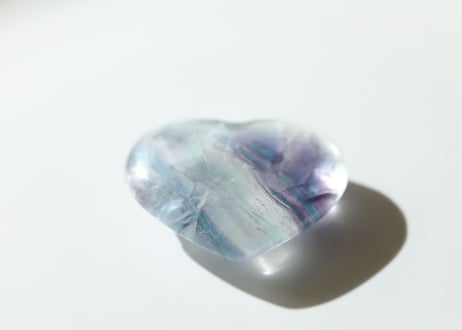 【永遠に広がる海】虹入り ブルーフローライト ハート