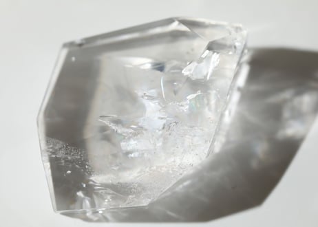 【ハイクオリティ】虹入り レムリアンシード 磨き 台座付き