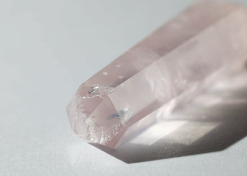 受容と再生の光】モザンビーク産 虹入り ローズクォーツ ポイント