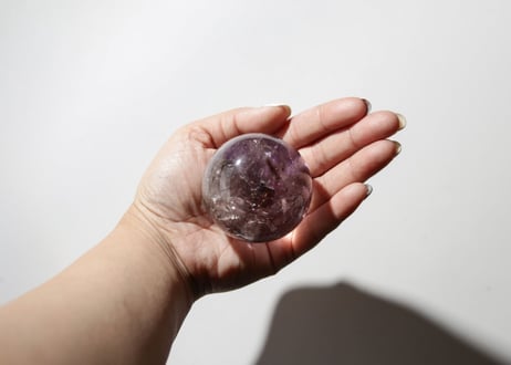 トリコロール 水晶 スフィア スワンの台座付き　【あるがままに】