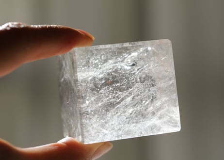【内なるあなたへ】ブラジル産 虹入りクリアクォーツ キューブ