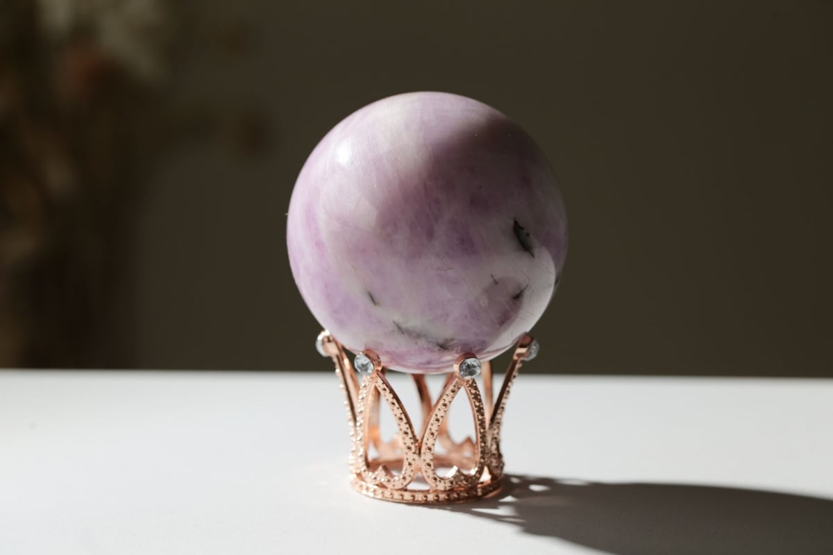 クンツァイト スフィア 王冠の台座付き 【人生を変える】 | Y.S.Y24