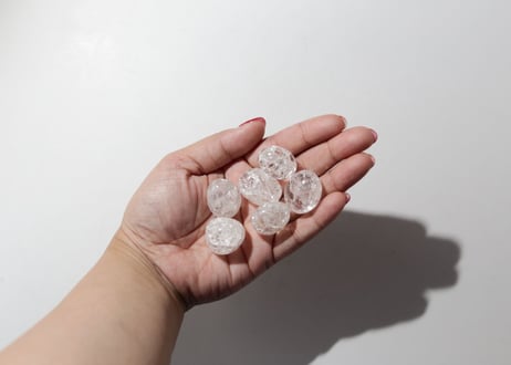〈カルマ解放シッティ入り〉【手のひらの奇跡】クラック水晶 タンブルS（6個セット）
