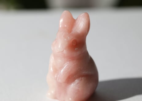 【飛躍する】ピンクオパール うさぎ