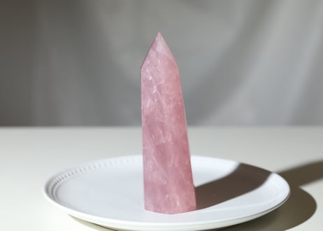 【華やかに生きる】濃いピンクのローズクォーツ ポイント