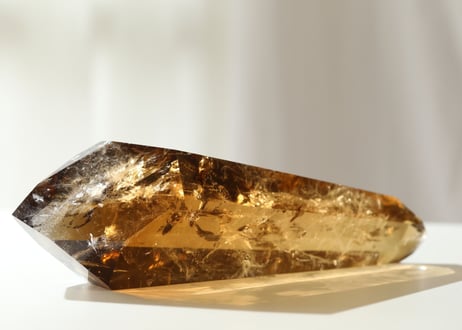 技封入❣️【金龍、金運の器が広がる】虹入り ミナスジェライス州産 特大コニャックカラー シトリン ダブルターミネーテッド 台座付き※イベントクーポン使用不可