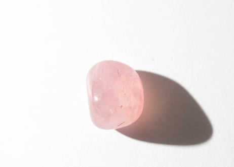 【愛を配る】濃いピンクのローズクォーツ タンブル
