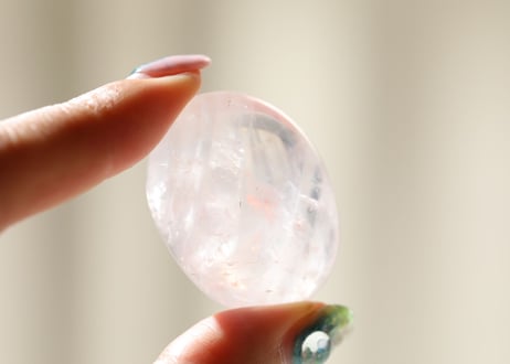 【Jewel】ハイクオリティ 虹入りローズクォーツ タンブル