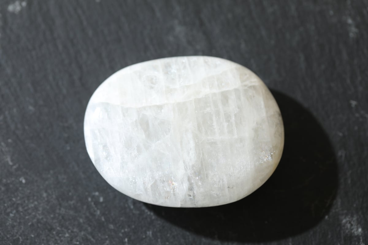 ヒーラーとしての使命】ロシア産ナトロライト 握り石 | Y.S.Y24