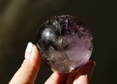 トリコロール 水晶 スフィア スワンの台座付き　【あるがままに】