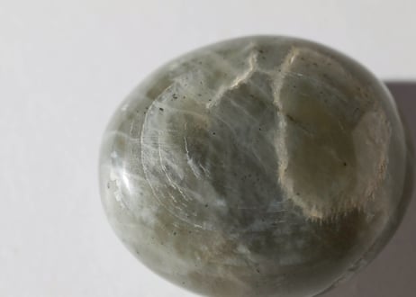 【HEALING ヒーリング（感謝・喜び・ゆるし・慈愛）シジル封入 オリジナルカード付き❣️】ガーニエライト 握り石 ※イベントクーポン使用不可
