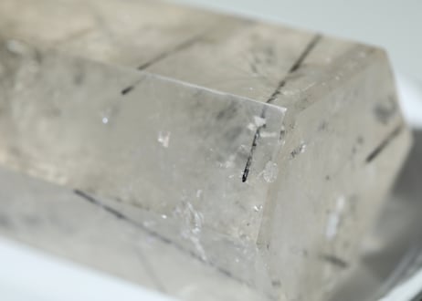 【神聖なる光の柱】虹入りスモーキーブラックトルマリンインクォーツ