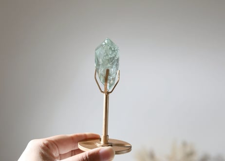 【光る決意】グリーンアメジスト 宝石カット 台座付き