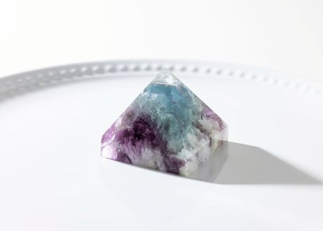 【奇跡を呼ぶ天使】エンジェルフェザーフローライト ピラミッド