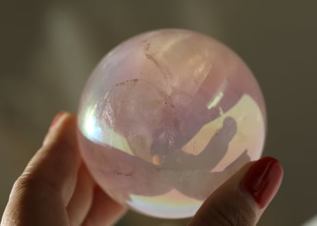 【ハートが輝く】虹入り エンジェルオーラ ローズクォーツ スフィア 金の台座付き