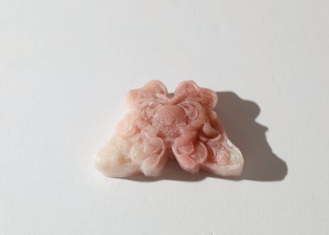 【祝福の花】ピンクオパール 蝶と蓮の花