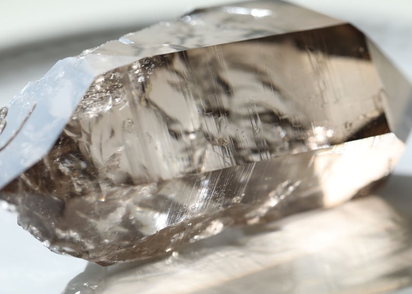 湖のほとり】ア・ヌーヴ産 虹入りスイススモーキークォーツ 原石