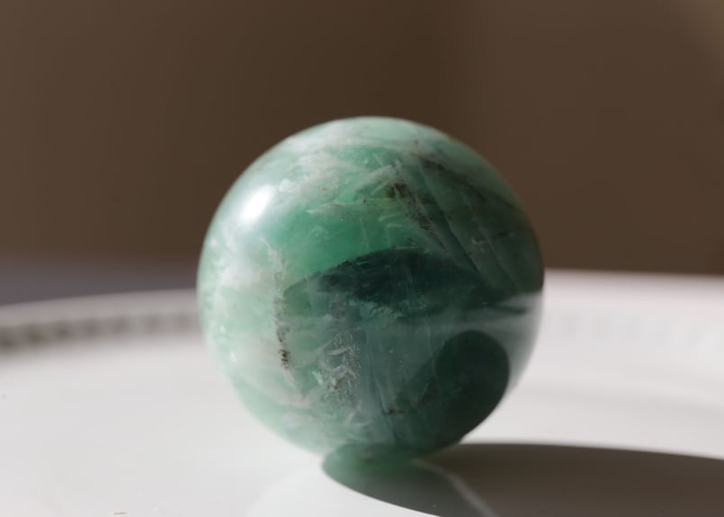 あなたの羽】スノーフレークグリーンフローライト スフィア | Y.S.Y24