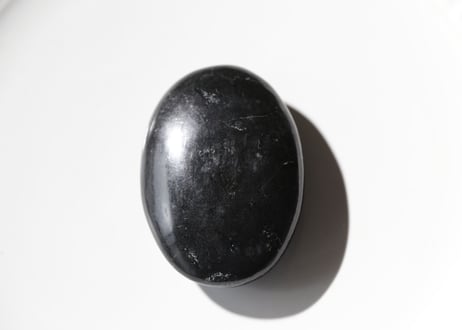 ブラックトルマリンの握り石　【つながり】