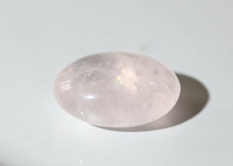 【Jewel】ハイクオリティ 虹入りローズクォーツ タンブル