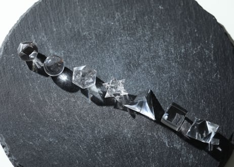 【魔法のクリスタル】ガネッシュヒマール産水晶　幾何学７個セット小 ラクタ箱入り