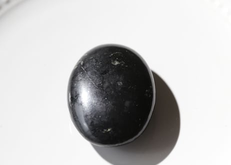 ブラックトルマリンの握り石　【つながり】