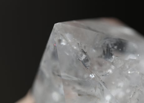 【氷の如く】虹入り クリアクォーツ ハーフポリッシュ