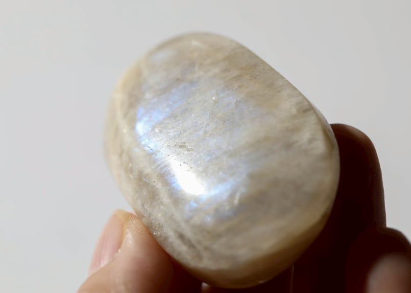 月のお手当て】ムーンストーン 握り石 | Y.S.Y24