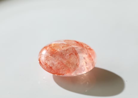 【朝日を浴びる】虹入り ヘマタイトインクォーツ タンブル