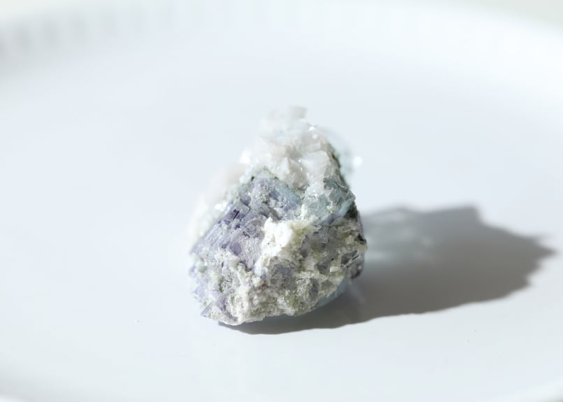 << 再値下げ >> ブルーフローライトスカル 妖精とあそぶ】ブルーフローライト with カルサイト | Y.S.Y24